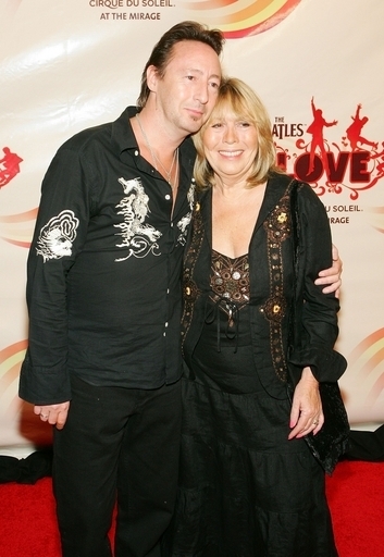 ジョン・レノンの息子、ビートルズの楽曲の金銭的権利を売却 - 米国