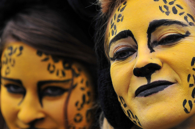 体はヒョウ柄、でも毛皮は着ないで PETAが抗議運動 トルコ