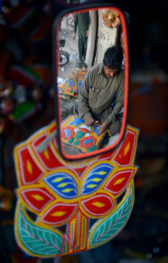 「動く芸術」、華やかに装飾されたパキスタンの車