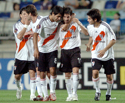 リーベル・プレート レディングに勝利