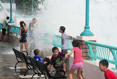 台風17号が香港に接近、フィリピンの死者35人に