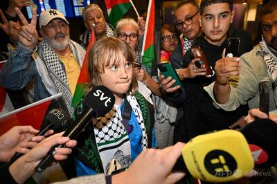 飛行機で強制送還のグレタさん「イスラエルに拉致された」