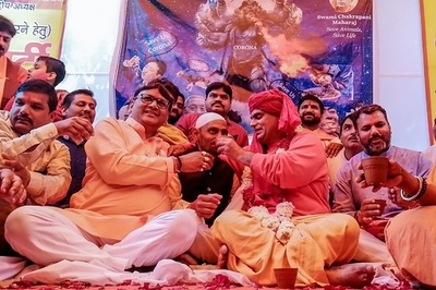 新型ウイルスの特効薬は牛の尿？ ヒンズー教団体が「飲尿パーティー」開催 インド