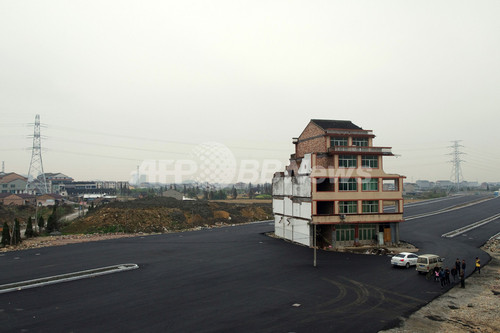 道路の真ん中に建つ家 立ち退き拒否の夫婦にネット上で声援 写真7枚 ファッション ニュースならmode Press Powered By Afpbb News