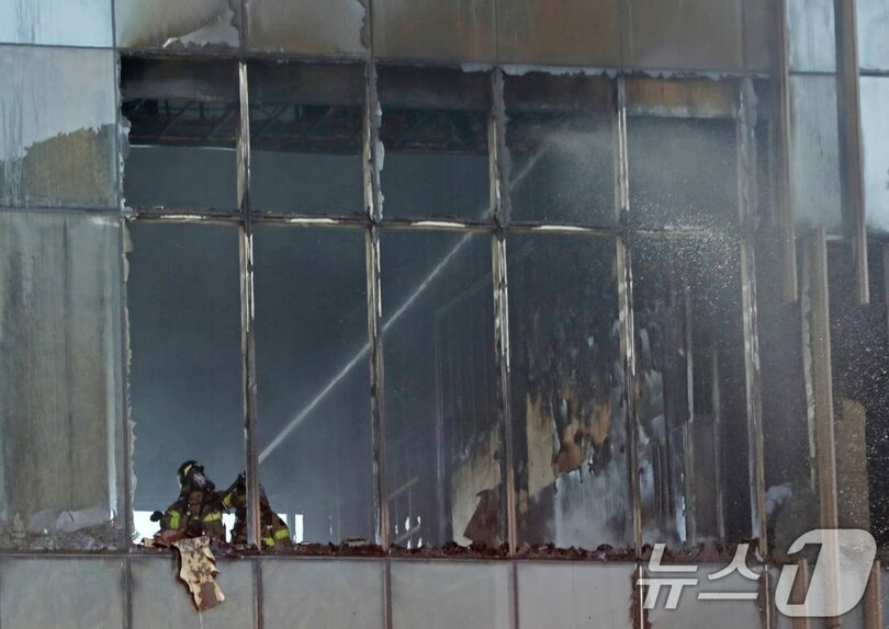 14日午前、釜山市機張郡の新築工事現場で火災が発生した＝釜山警察庁提供(c)news1