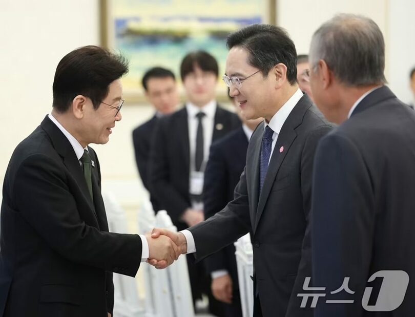 4日、青瓦台で開かれた「青年雇用と地方投資拡大のための企業懇談会」に出席し、イ・ジェヨン（李在鎔）サムスン電子会長と話すイ・ジェミョン（李在明）大統領(c)news1