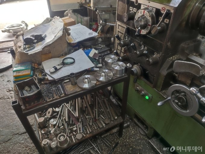 ソウル市永登浦区のある鉄工所に精密図面が置かれている(c)MONEYTODAY