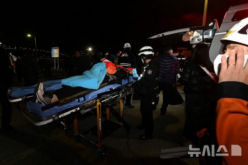 座礁した旅客船の乗客を救助・移送する木浦海上警察(c)NEWSIS