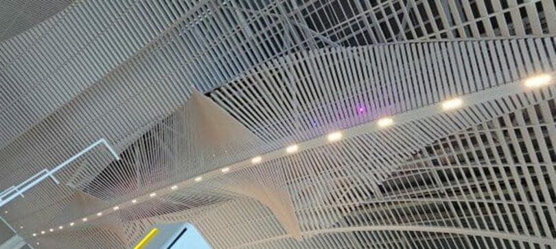 仁川空港第2旅客ターミナルのチェックインホールに設置されたキネティック彫刻(c)KOREA WAVE