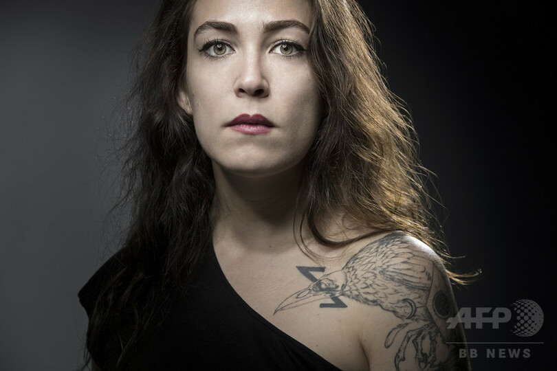 パリ同時襲撃事件から2年、タトゥーに刻まれた苦悩と決意