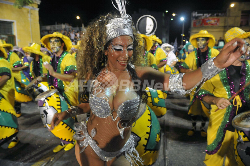 ウルグアイの「ジャマーダス」パレード最高潮に