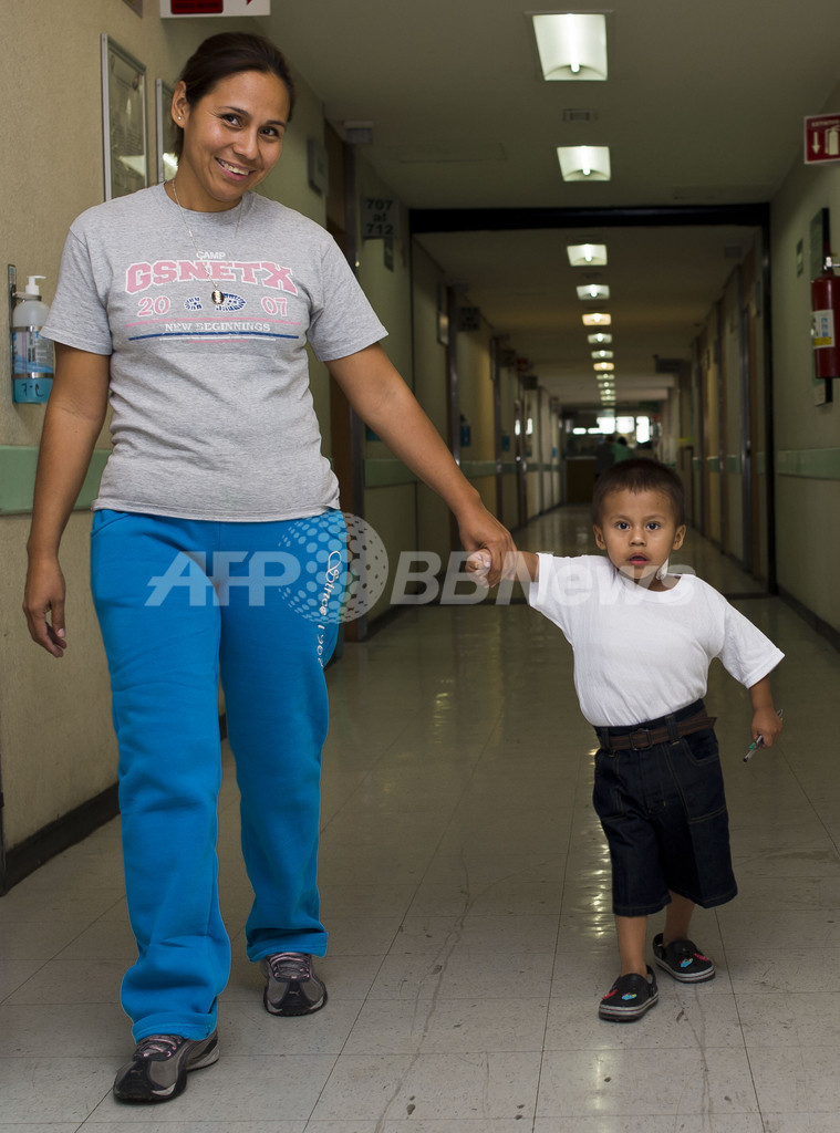 2歳児の体から15キロの腫瘍を切除、歩けるまで回復