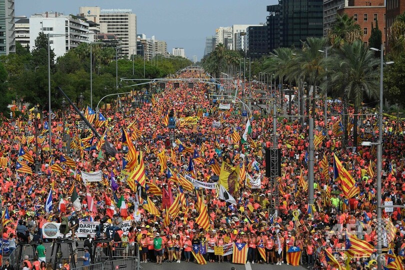 カタルーニャ自治州の独立求め100万人がデモ、スペイン・バルセロナ