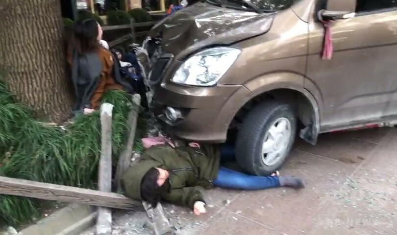歩道に炎上するワゴン車突っ込む、18人負傷 中国・上海