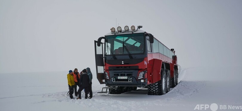 消滅危機の氷河を疾走するメガバス アイスランド