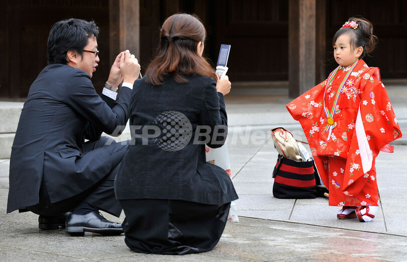 15日の七五三を前に参拝 明治神宮 写真3枚 国際ニュース Afpbb News