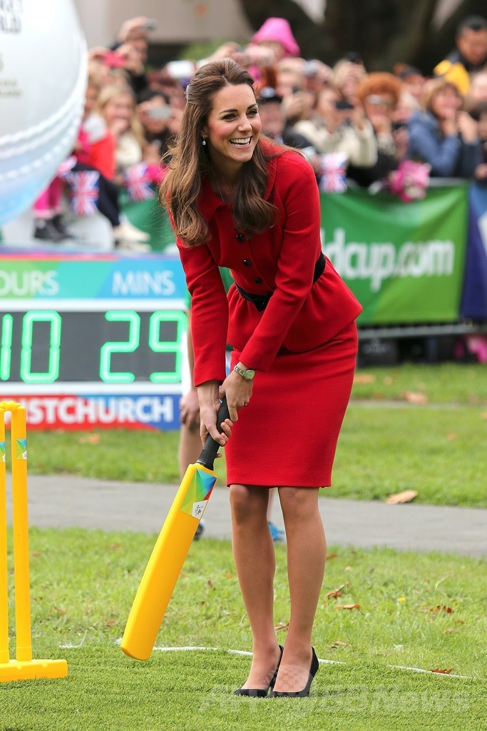 NZ滞在中の英王子夫妻、クリケットを楽しむ