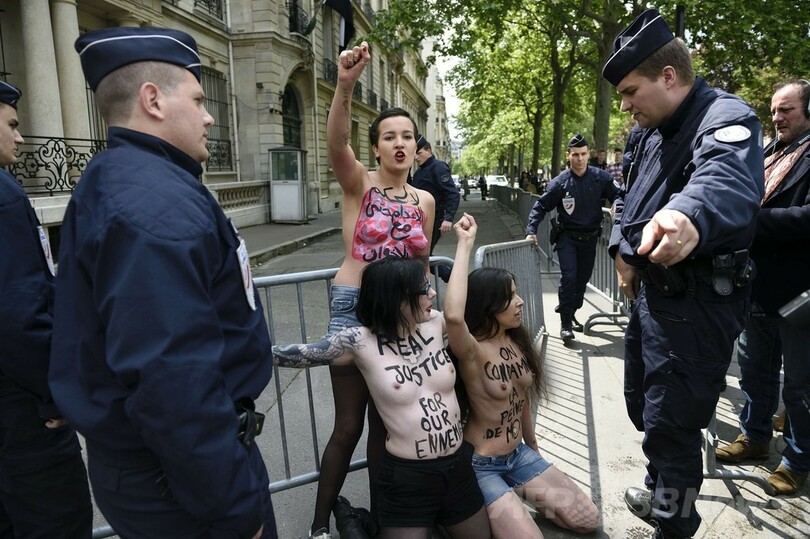 エジプトの大量死刑判決にトップレス抗議、仏パリ