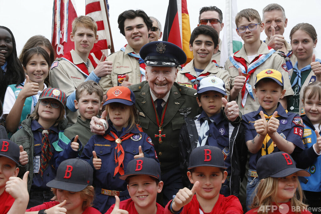 ベルリン封鎖時の「菓子爆撃手」死去、101歳 写真9枚 国際ニュース:AFPBB News