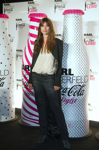 カール・ラガーフェルド、｢ダイエット・コーク｣のボトルをデザイン  