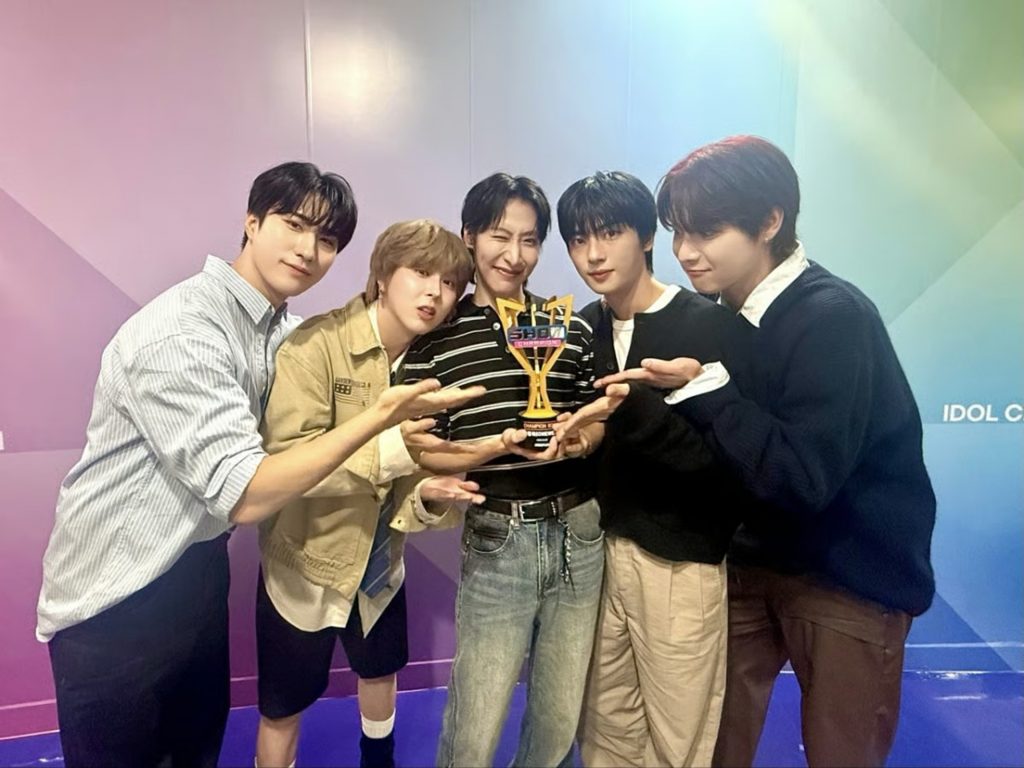 ONEWE カンヒョン デビュー前トレカ 3種セット 데뷔하겠습니다 ONEWE、デビュー7年で音楽番組初の1位「ファンに捧げるトロフィー