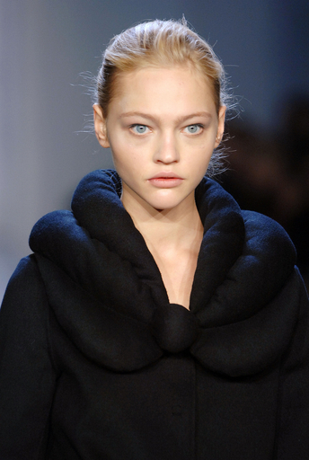 セール中…サーシャ・ピヴォヴァロヴァ直筆サイン入り大型写真…ロシア有名モデル paris-france-sasha-pivovarova-
