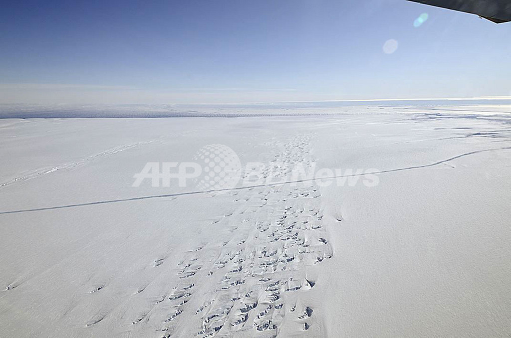南極で氷床の割れ目拡大、巨大氷山の誕生間近か NASA
