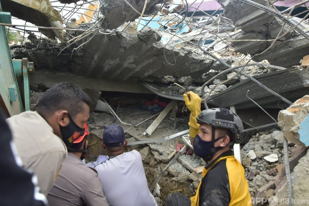 インドネシアでM6.2地震、少なくとも34人死亡 病院倒壊、ホテルにも被害