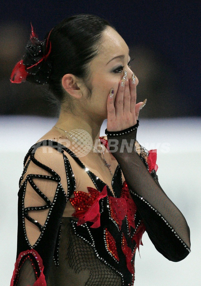 安藤美姫 負傷によりFS途中棄権で大会連覇ならず 写真8枚 国際ニュース