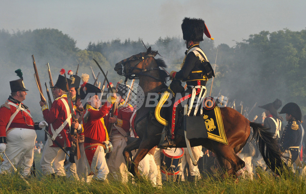 仏ナポレオン軍を倒せ！ 「ワーテルローの戦い」再現イベントに1200人