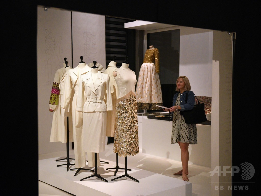 イヴ・サンローラン回顧展、英バウズ博物館で開催