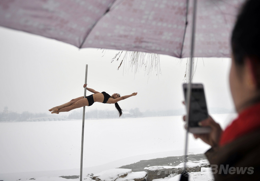 雪の天津で華麗なポールダンス、中国