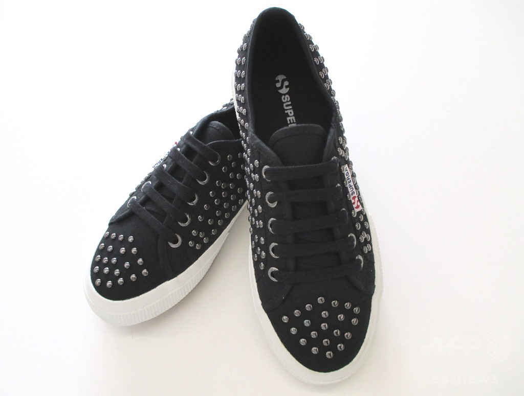 「スペルガ」、機能性に配慮したスタッズスニーカー発売