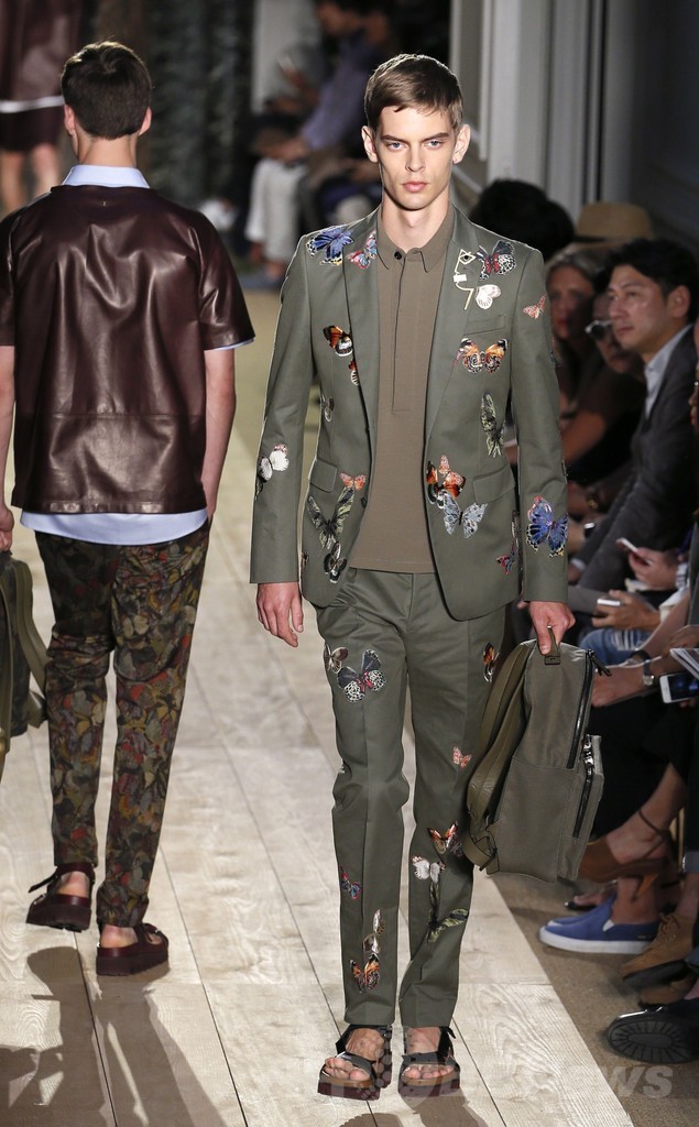 動植物を描いたシックなテキスタイルに注目、「ヴァレンティノ」15年春夏メンズ