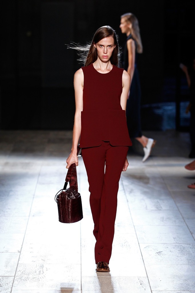 ベルトとポケットでアクセント、「ヴィクトリア ベッカム」15年春夏