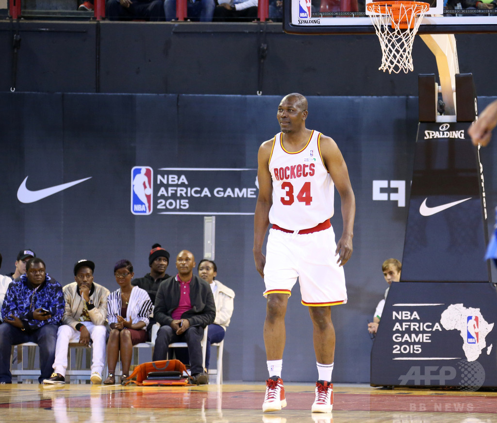 オラジュワン氏とムトンボ氏がサプライズ出場 Nba初のアフリカ開催試合 写真10枚 マリ クレール スタイル Marie Claire Style