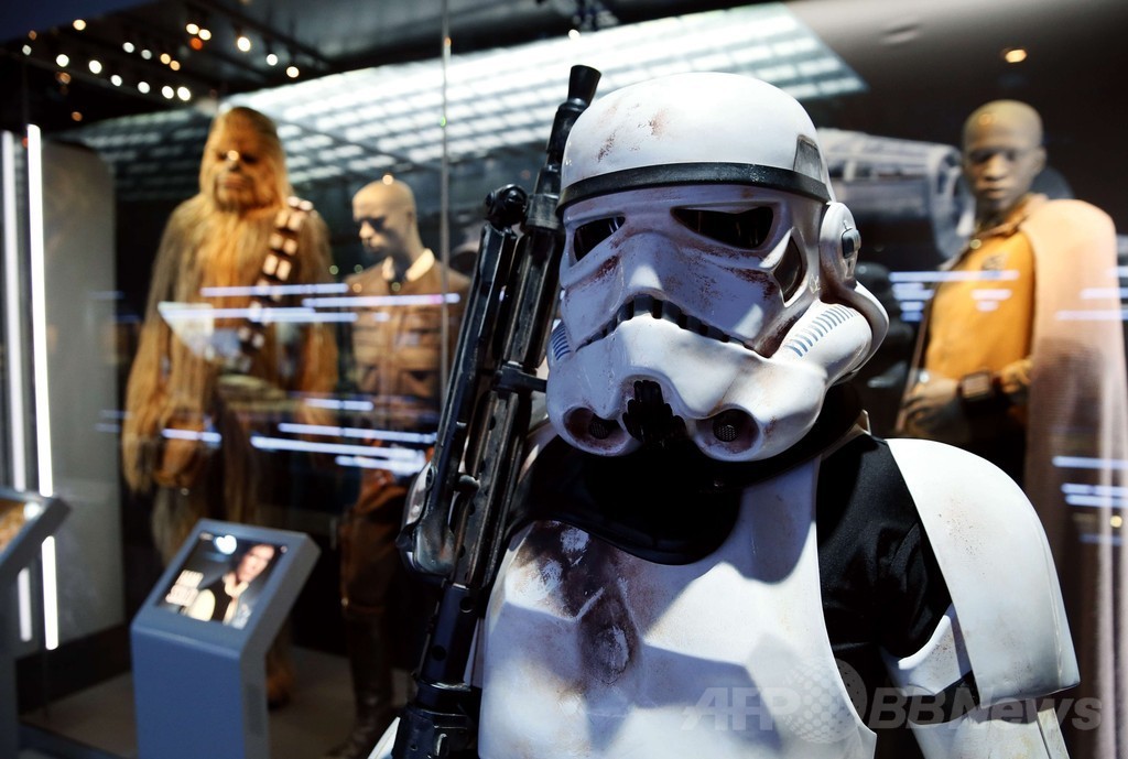 スター・ウォーズ世界の「個性」描く展覧会、パリ郊外