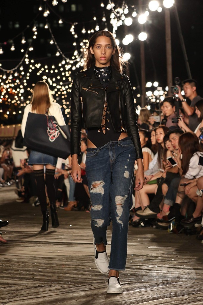 「トミー ヒルフィガー」17年春夏