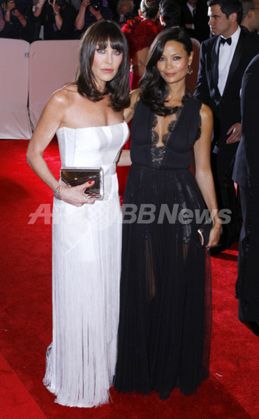 ジミー チュウ、創立15周年記念の大型豪華本を発売