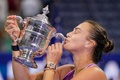 全米オープンテニス、女子シングルス決勝。トロフィーにキスをするアリーナ・サバレンカ（2024年9月7日撮影）。(c)TIMOTHY A. CLARY/AFP
