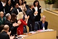 スウェーデン議会で、次期首相に選出されたマグダレナ・アンデション財務相（右下）に拍手を送る議員（2021年11月24日撮影）。(c)Erik SIMANDER / TT NEWS AGENCY / AFP 