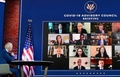 米デラウェア州ウィルミントンで、新型コロナウイルス対策チームのメンバーとビデオ会議を行うジョー・バイデン次期大統領（2020年11月9日撮影）。(c)Angela Weiss / AFP