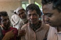 バングラデシュのコックスバザール地区にある学校で、子どもの遺体のそばで嘆くロヒンギャ難民（2017年9月29日撮影）。(c)AFP/FRED DUFOUR