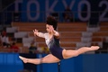 東京五輪、体操女子種目別ゆか決勝の演技に臨む村上茉愛（2021年8月2日撮影）。(c)Loic VENANCE/ AFP