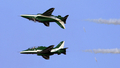 2008年1月27日、アラブ首長国連邦（UAE）のアルアイン（Al-Ain）の空港で開かれた国際航空ショー「International Aerobatics Show」でパフォーマンスを披露するサウジアラビアのRoyal Saudi Hawks。(c)AFP/Karim SAHIB