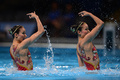 第15回世界水泳選手権（15th FINA World Championships）は21日、スペイン・バルセロナ（Barcelona）でシンクロナイズドスイミングのデュエット・テクニカルルーティン（TR）が行われ、ロシアのスベトラナ・ロマシナ（Svetlana Romashina）／スベトラナ・コレスニチェンコ（Svetlana Kolesnichenko）組が優勝した。

デュエットTR決勝の演技に臨む中国の蔣 婷婷（Jiang Tingting）／蔣 文文（Jiang Wenwen）組（2013年7月21日撮影）。(c)AFP/JAVIER SORIANO