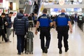 スイス・ジュネーブの空港を巡回する治安部隊（2015年12月10日撮影）。(c)AFP/Richard Juilliart
