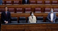 スペイン下院本会議の開会にあたり、新型コロナウイルスで死亡した人々に黙とうをささげるサンチェス首相（左）とカルボ副首相（中央）、イグレシアス副首相（2020年5月20日撮影、資料写真）。(c)Andres BALLESTEROS / POOL / AFP