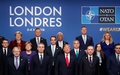 英ロンドン近郊のワトフォードで開かれた北大西洋条約機構（NATO）首脳会議で、集合写真の撮影に臨む首脳ら（2019年12月4日撮影）。(c)drian DENNIS / AFP