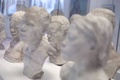 1911年に「生きたコンゴ人」から型を取り、制作された石膏像。ベルギー・テルビュレンのアフリカ博物館で開かれている「人間動物園」に関する企画展にて（2021年11月25日撮影）。(c)Kenzo TRIBOUILLARD / AFP